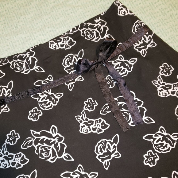 Black skirt with White Roses Knee Length‎ - Picture 2 of 5